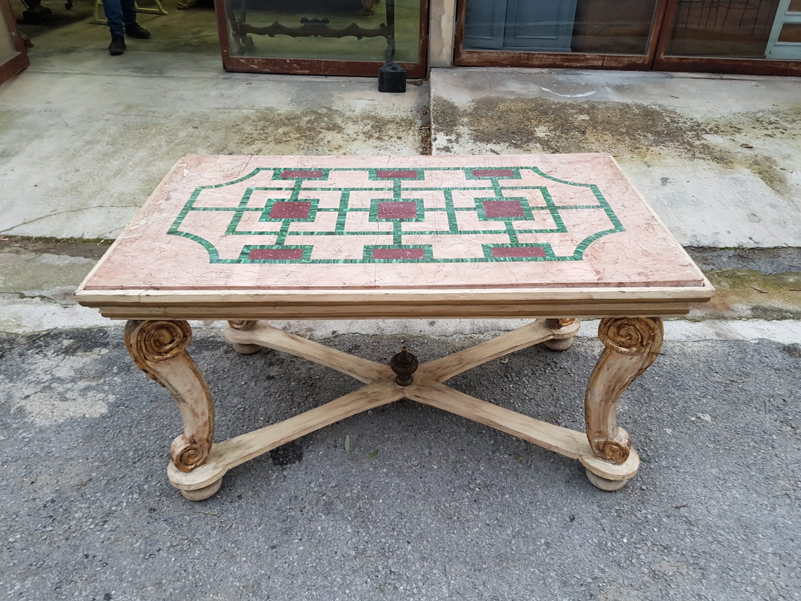 Tavolo basso in legno laccato e dorato con piano in gesso scagliola intarsiato con porfido e malachite. Italia XIX secolo